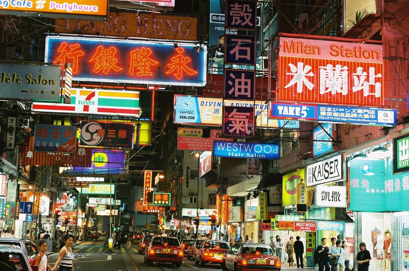 Una de las llamativas calles de Hong Kong. (CC)