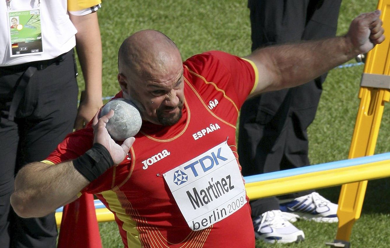 Manolo, durante un lanzamiento de peso en los Mundiales de Berlín del 2009 (EFE)