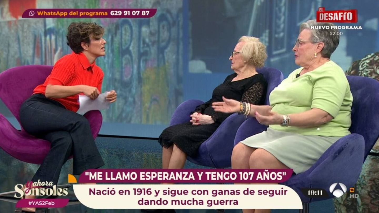 Esperanza Cortiña y su hija Mari Carmen junto a Sonsoles Ónega. (Atresmedia)