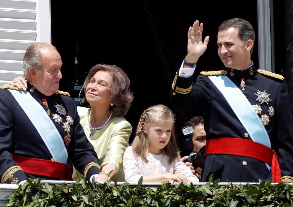 Foto: El Rey Don Felipe VI, junto a sus padres Don Juan Carlos y Doña Sofía y la Princesa de Asturias. (EFE)