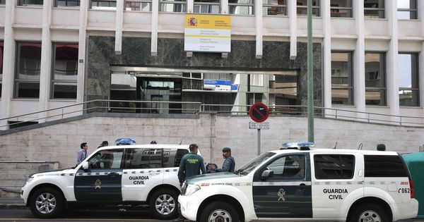 Foto: Dos vehículos de la Guardia Civil en Las Palmas de Gran Canaria. (EFE)