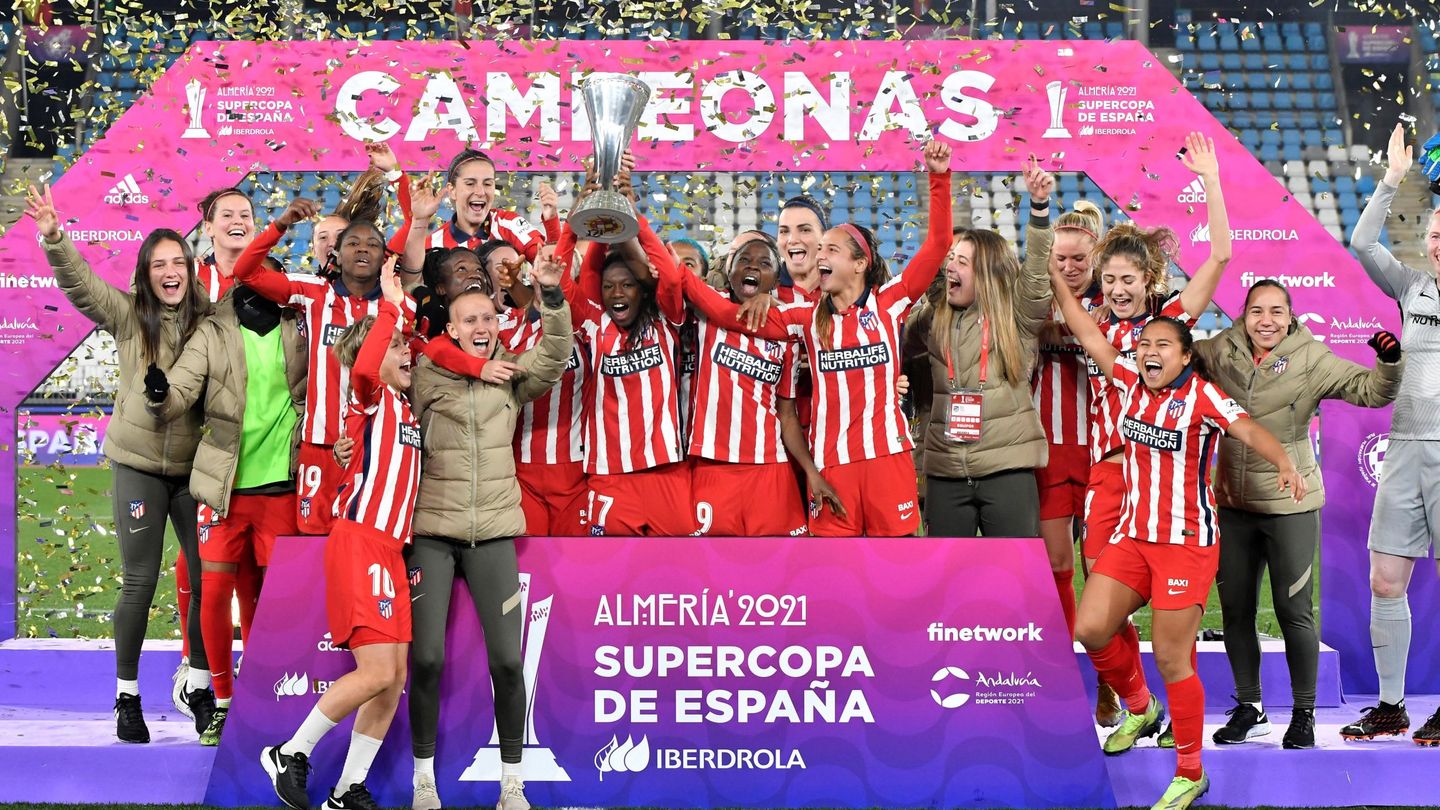 Las jugadoras del Atlético de Madrid celebran su Supercopa. (EFE)