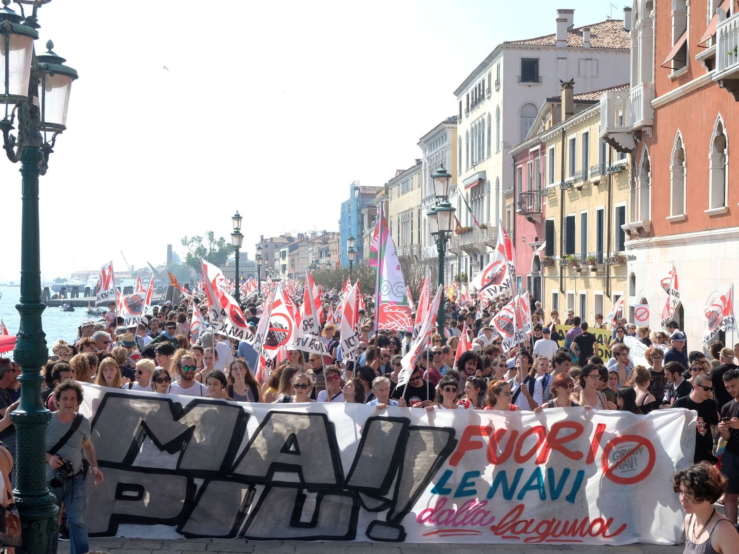 Manifestación contra los grandes barcos en Venecia (Reuters)