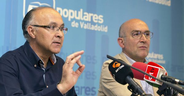 Foto: Jesús Julio Carnero (d), junto al expresidente del PP en Valladolid Ramiro Ruiz Medrano. (EFE)