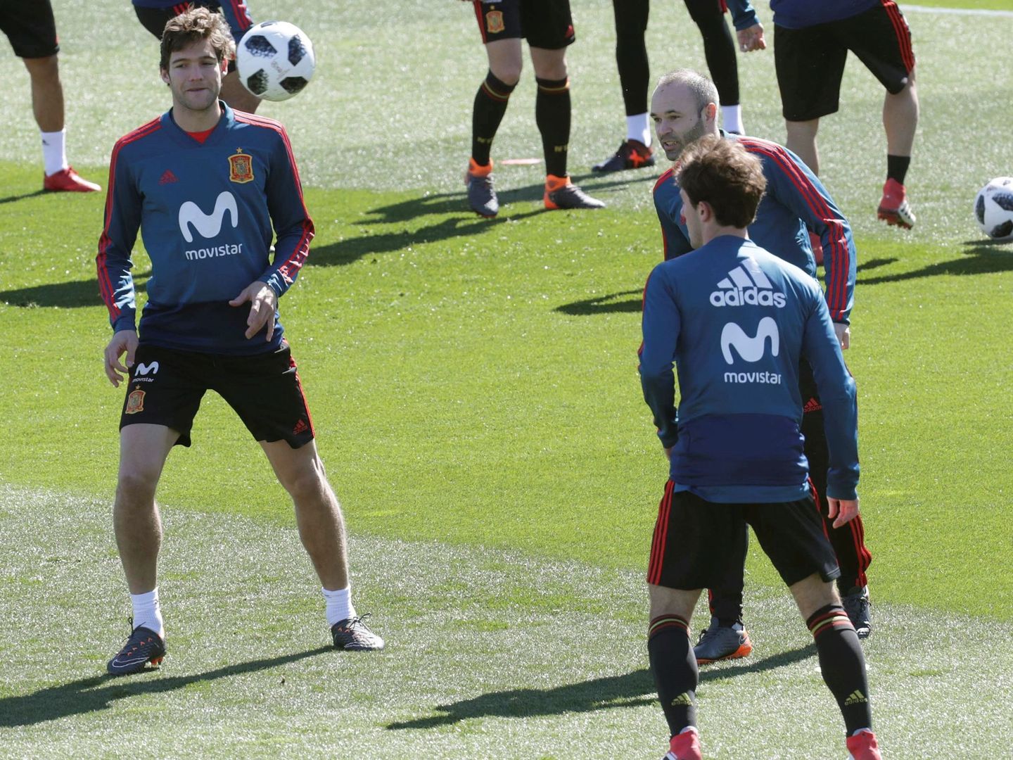 Marcos Alonso, en un entrenamiento de la Selección junto a Iniesta y a Odriozola. (EFE)