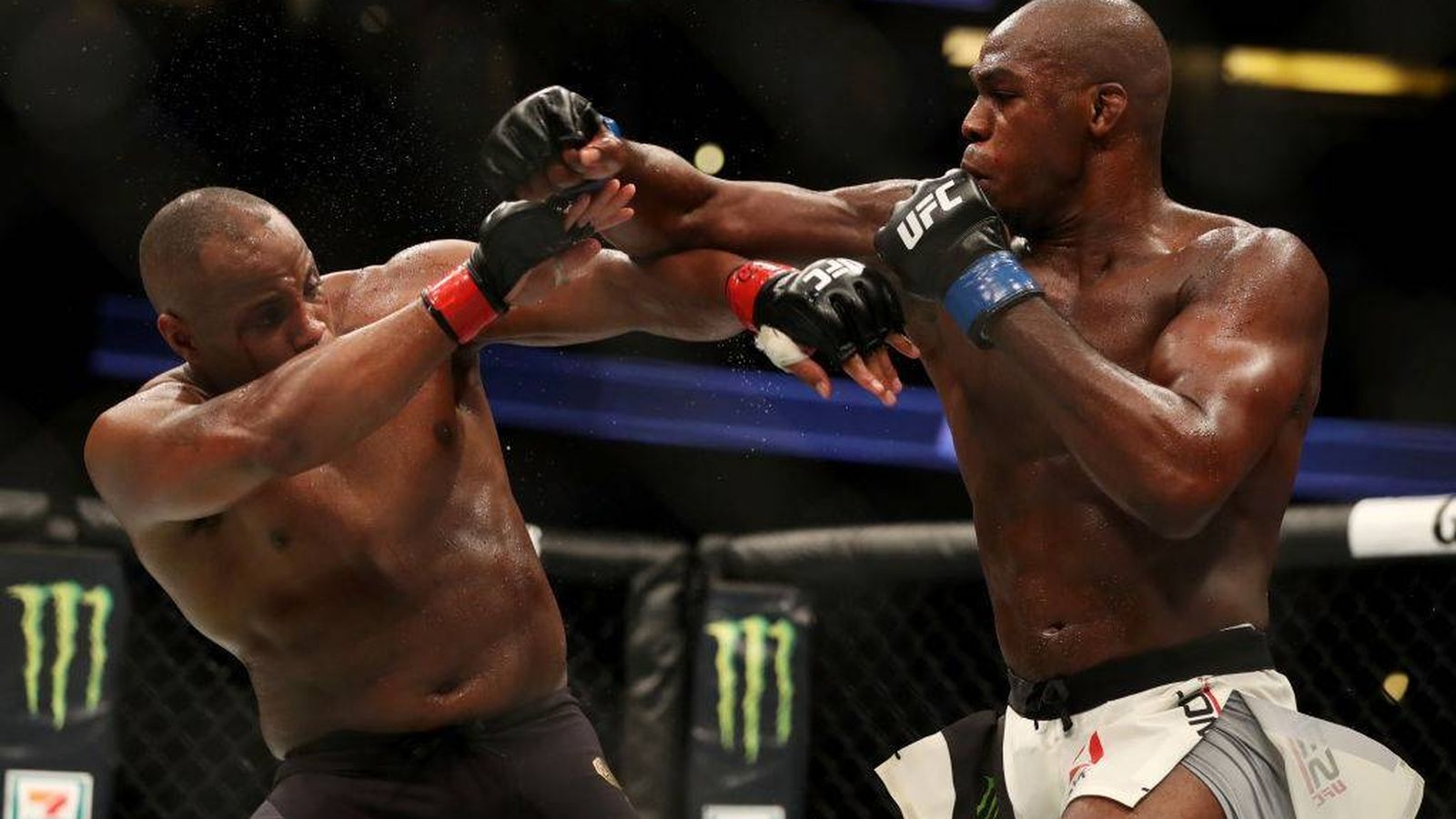 Foto: Jon Jones (d) golpea a Daniel Cormier en la pelea de este sábado por la noche. (UFC)