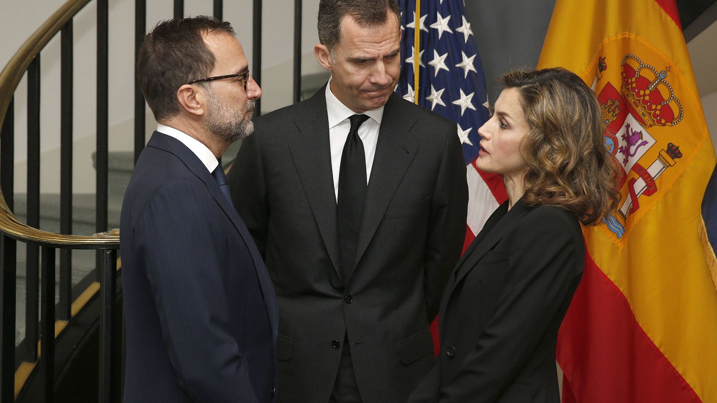 Felipe y Letizia con el entonces embajador Costos. (EFE)