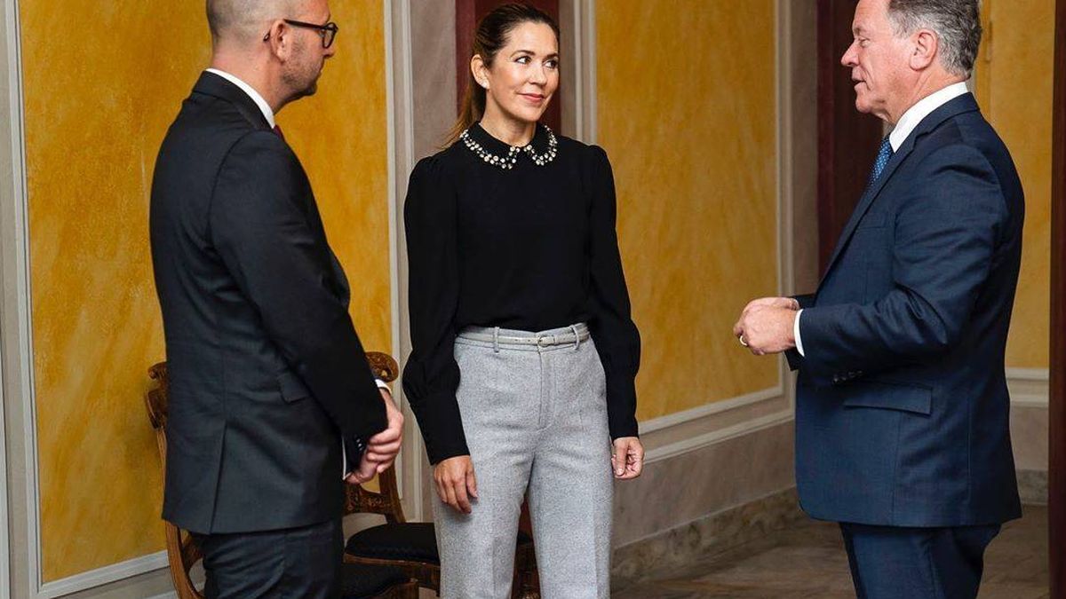 Mary de Dinamarca eleva su look de trabajo con una blusa joya de 500 euros