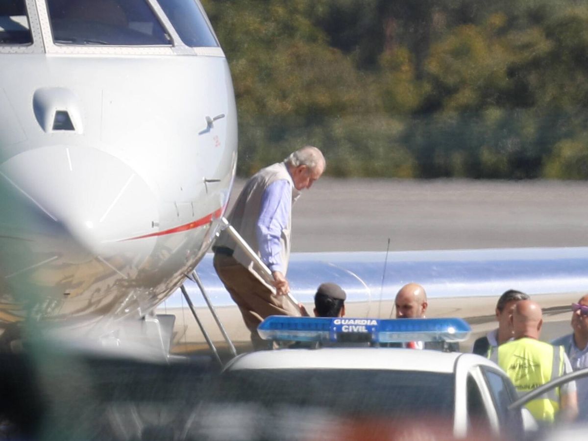 Foto: El rey Juan Carlos en el aeropuerto de Vigo este lunes. (Europa Press)