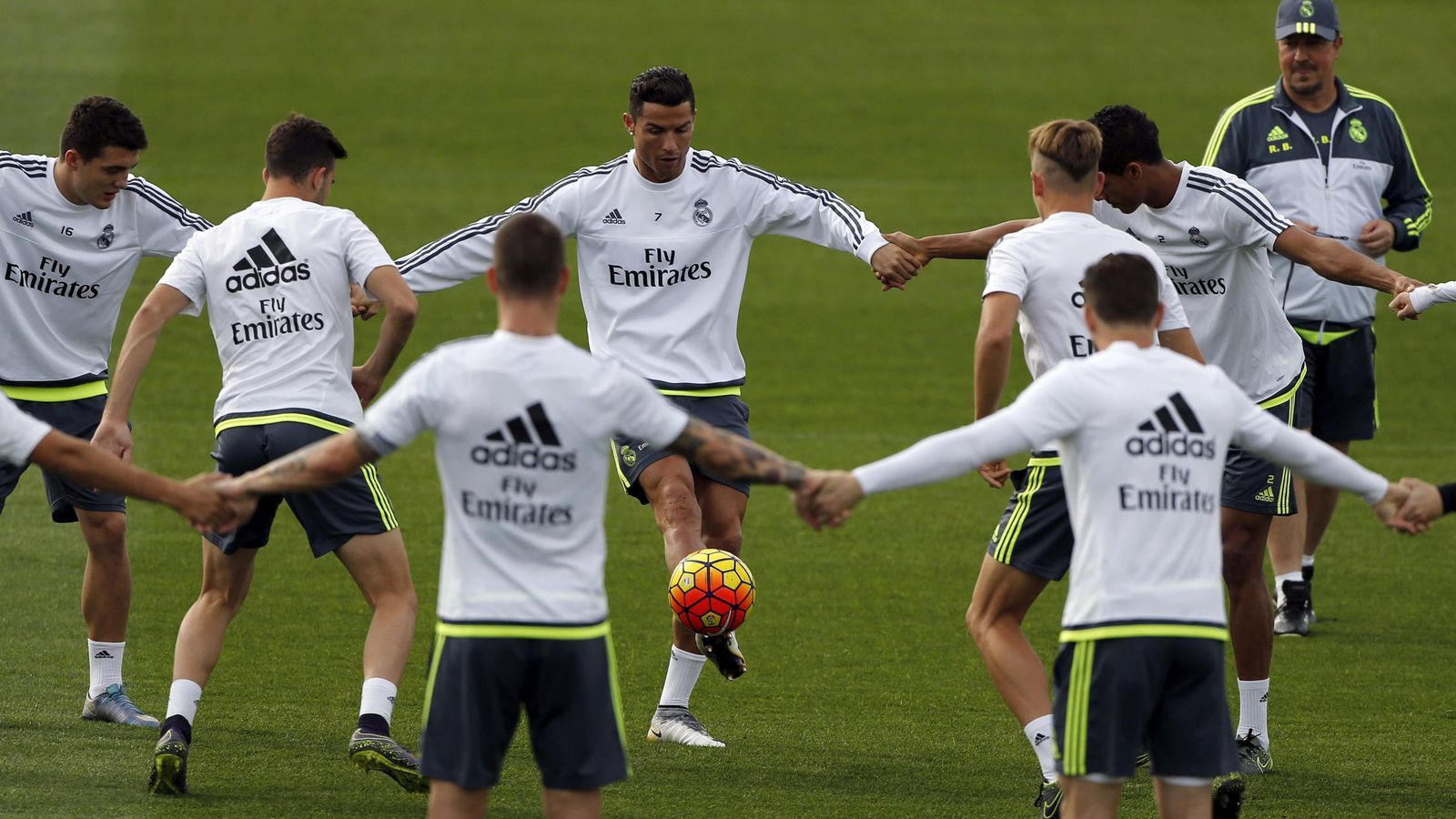 Foto: Los jugadores del Madrid hacen un rondo cogidos de las manos (EFE).