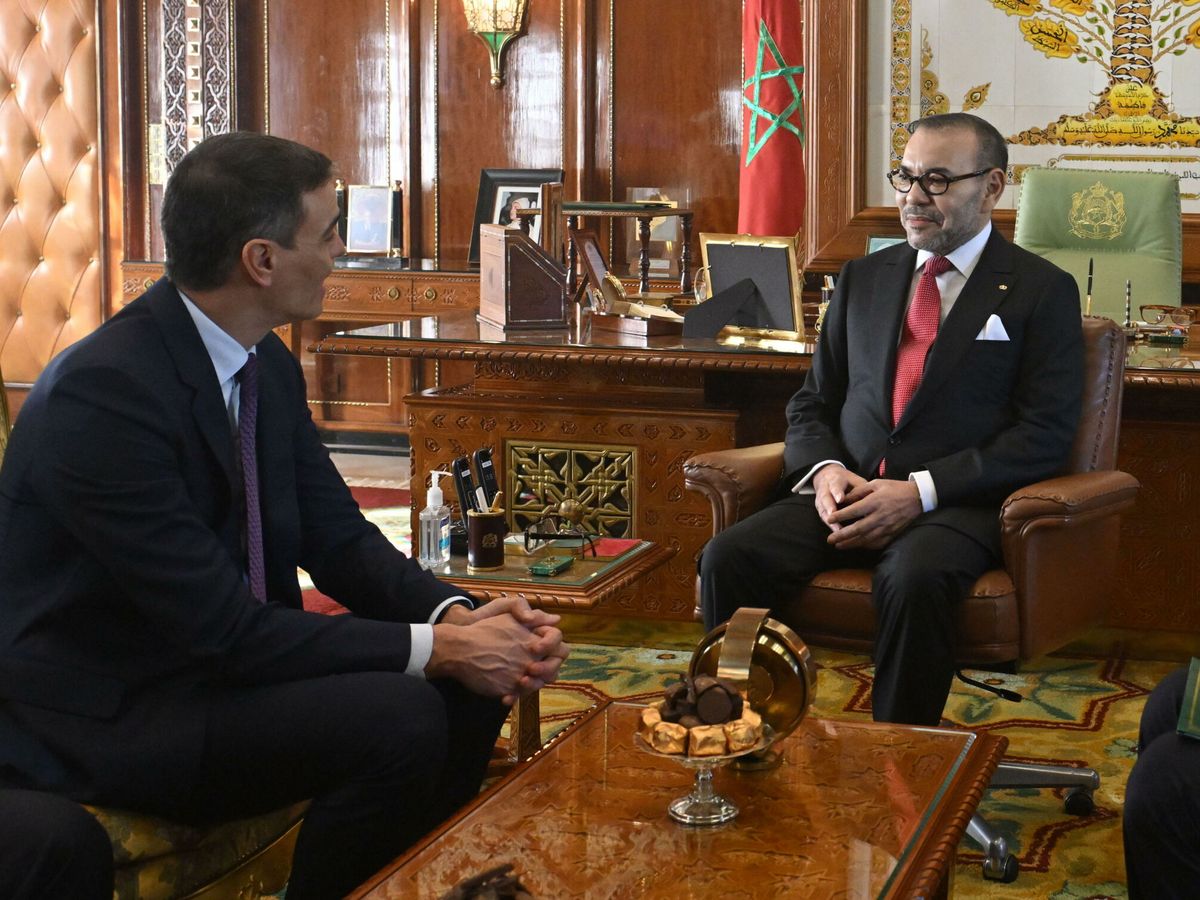 Foto: Mohammed VI recibe al presidente del Gobierno, Pedro Sánchez, en Rabat. (EFE/EPA/Pool/Jalal Morchidi)