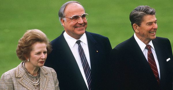 Foto: Helmut Kohl (c), Ronald Reagan y Margaret Thatcher en 1985. (EFE)