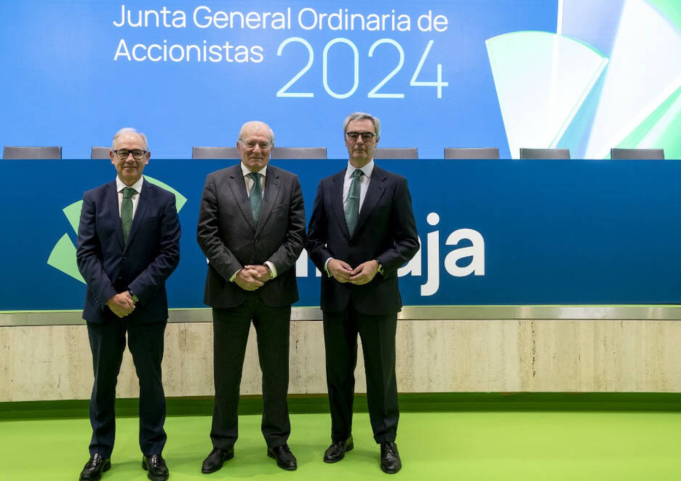 Isidro Rubiales (i), CEO de Unicaja; Manuel Azuaga (c), presidente saliente; y José Sevilla (d), su sustituto. (Unicaja)