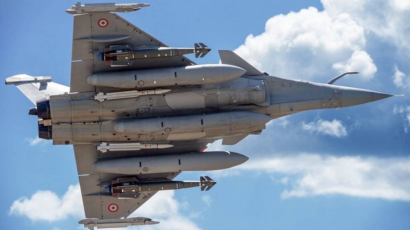 Rafale francés cargado de armas. (Dassault)