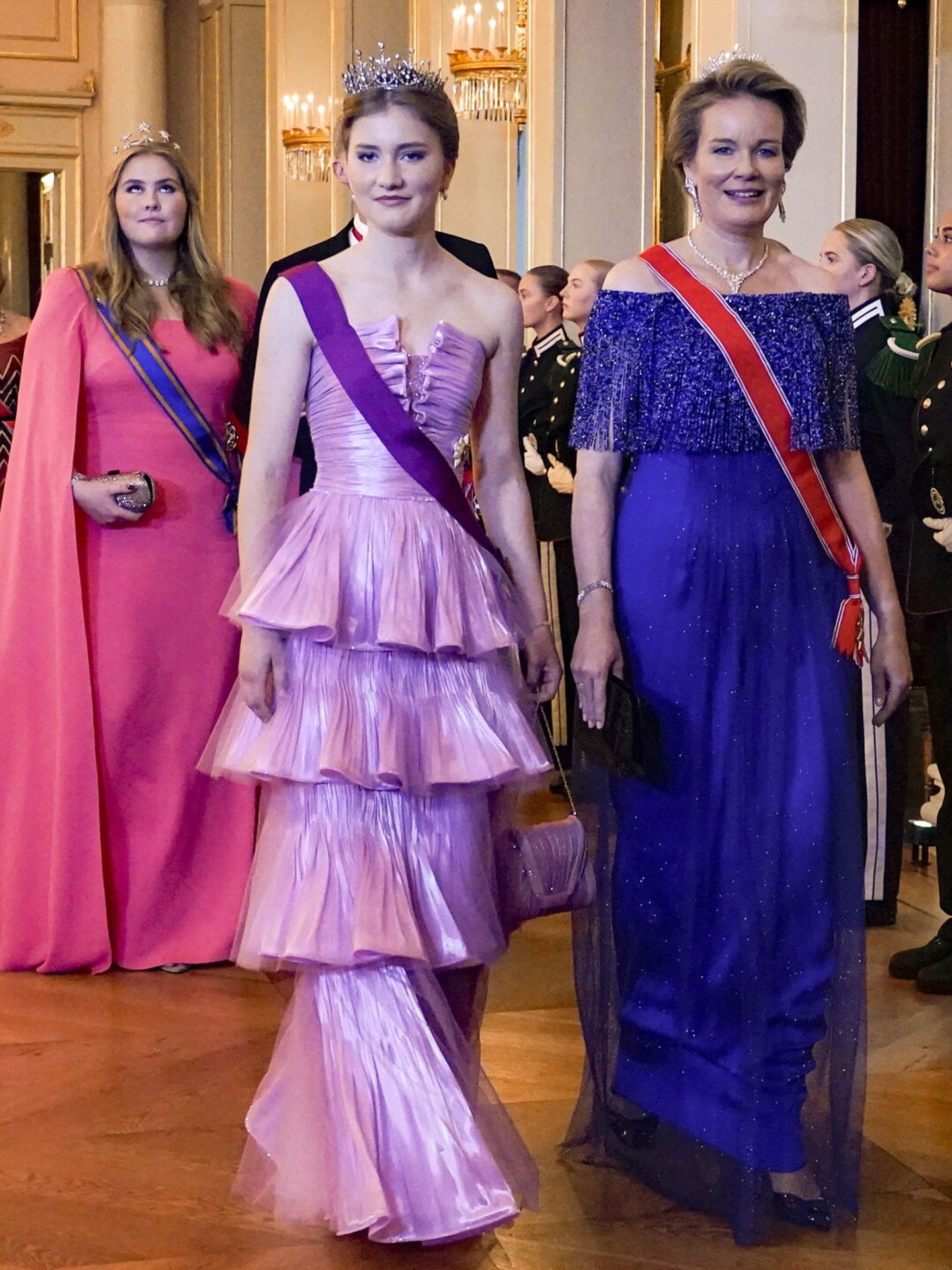 La princesa Elisabeth de Bélgica con un pequeño retoque en su vestido. (EFE/Pool/Lise Aserud)