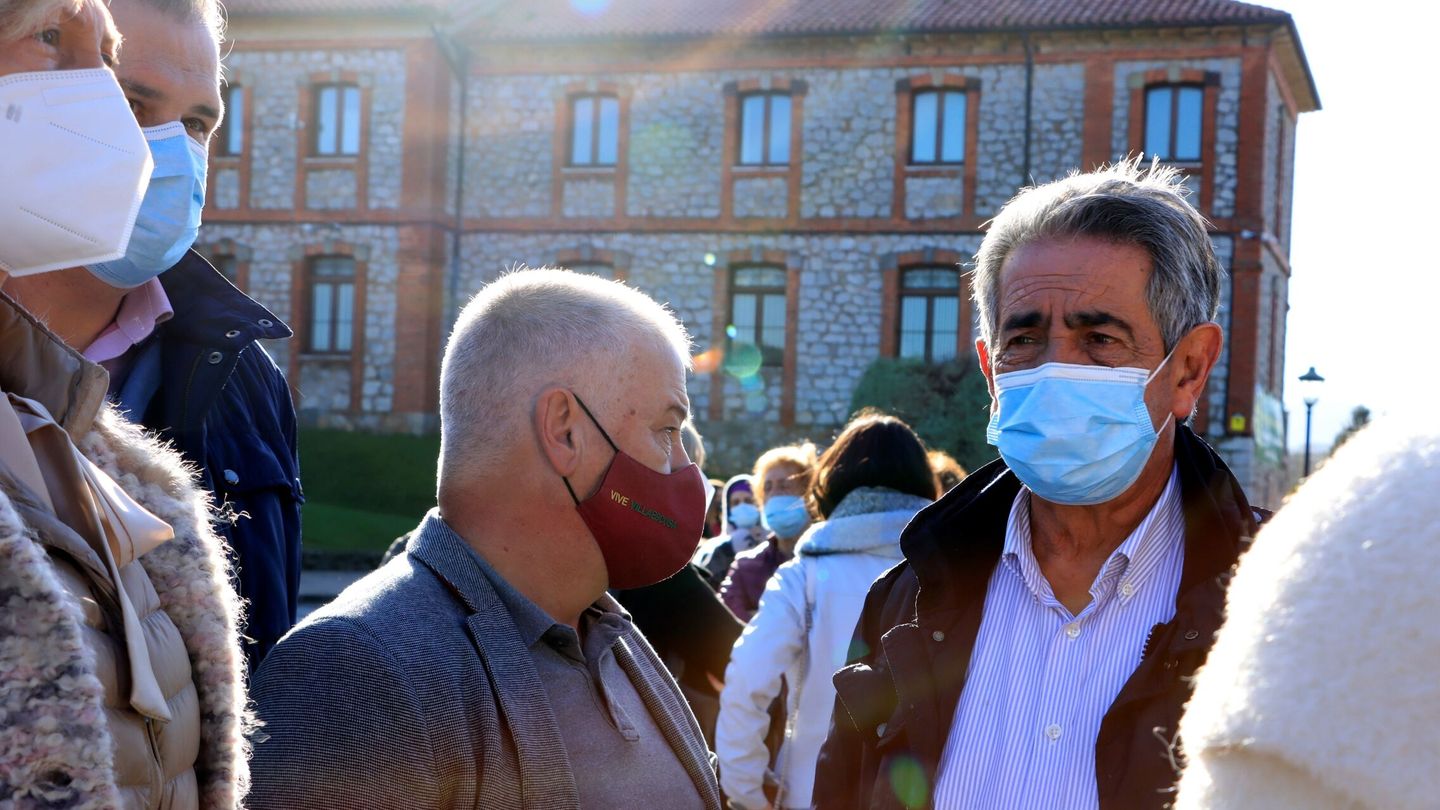 Concentración junto al Ayuntamiento de Villaescusa (Cantabria) con Miguel Ángel Revilla. (EFE/Celia Agüero Pereda)