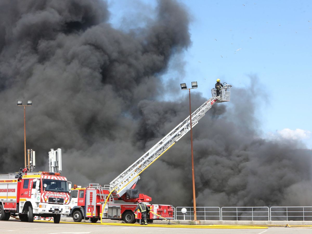 Foto: Arde la fábrica de Jealsa en Boiro (A Coruña). (EFE)