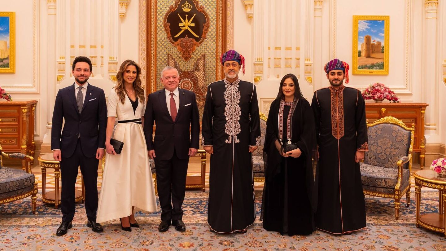 La familia real jordana, junto al sultán de Omán y su esposa. (Facebook/@queenrania)