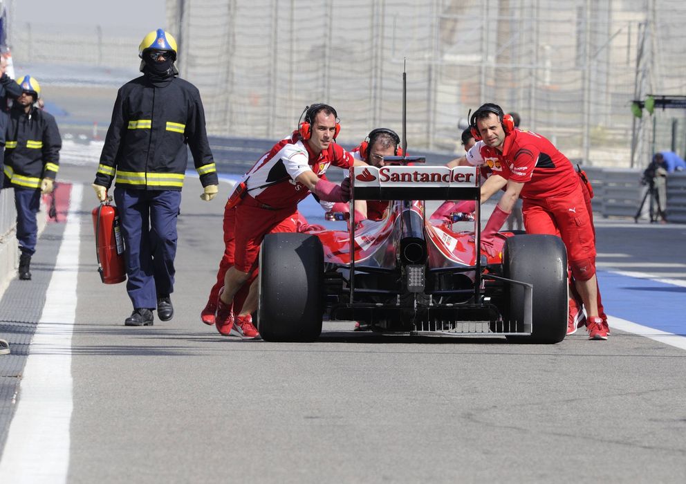 Foto: El Ferrari de Fernando Alonso en el pitlane de Bahrein.