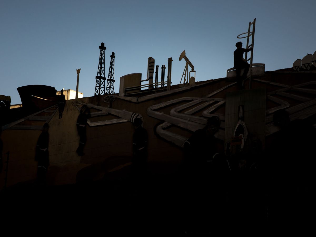 Foto: Fotografía de unas instalaciones de petróleo. (EFE/Miguel Gutiérrez)