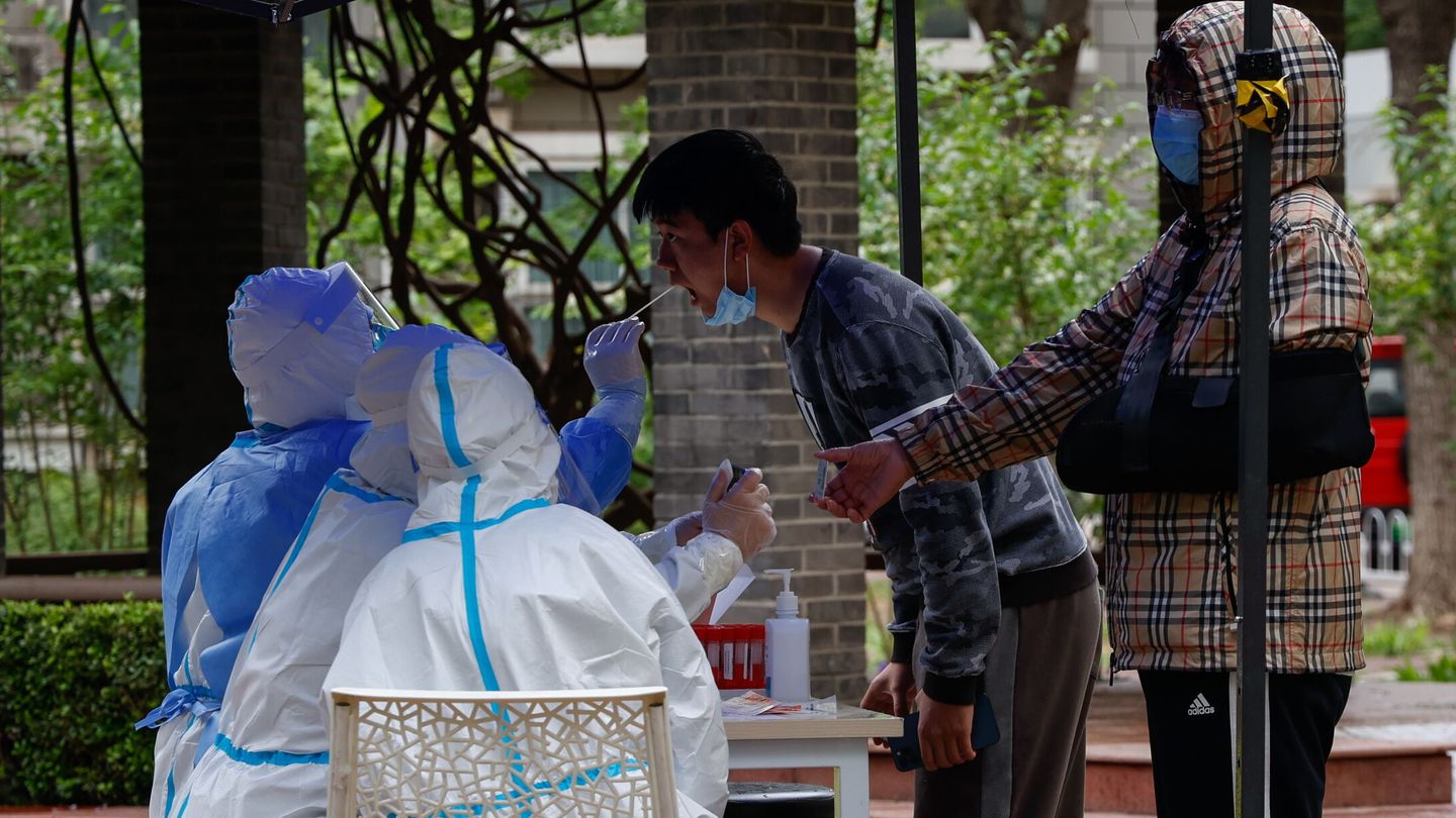 Test de covid en China. (EFE)