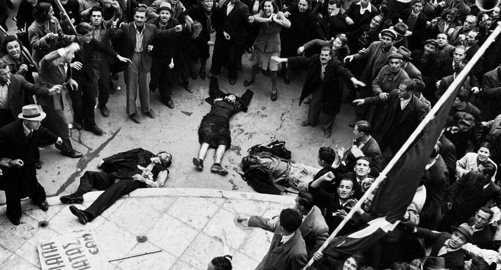Trabajadores griegos asesinados en una manifestación durante la 'Dekemvriana' (Archivo).