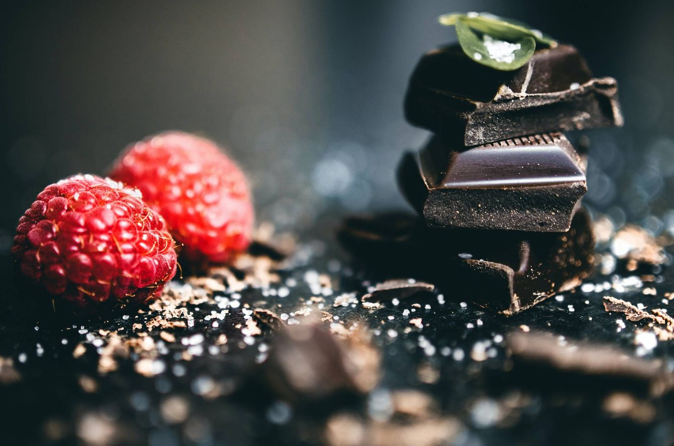 El chocolate contiene componentes potencialmente dañinos (como los azúcares añadidos) y componentes beneficiosos (como los flavonoides). (Pexels)