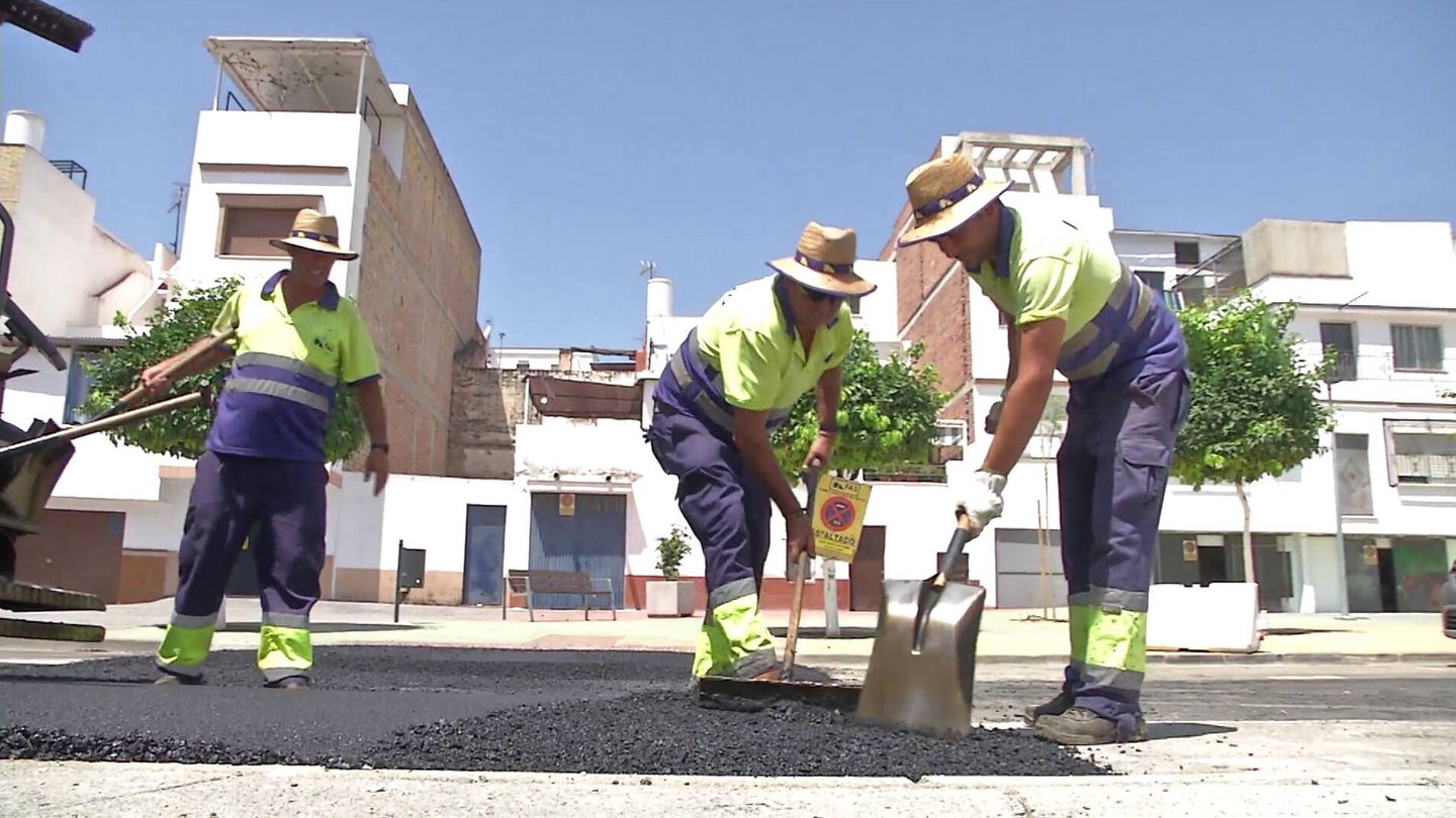 Trabajadores, repartiendo asfalto en 'Comando actualidad'. (RTVE)
