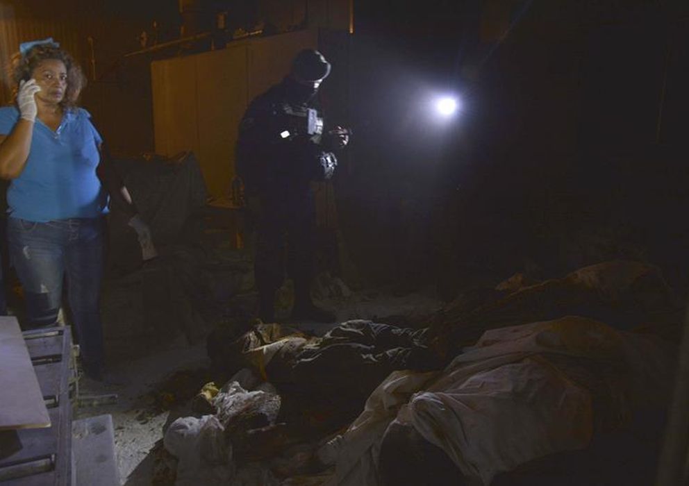 Foto: La Policía registra el crematorio abandonado donde se han encontrado un total de 61 cadáveres (EFE)