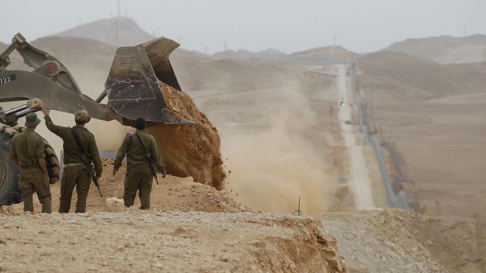 Foto: Soldados israelíes supervisan la construcción de una barrera en la frontera entre Israel y Egipto cerca de Eilat, en febrero de 2012 (Reuters)