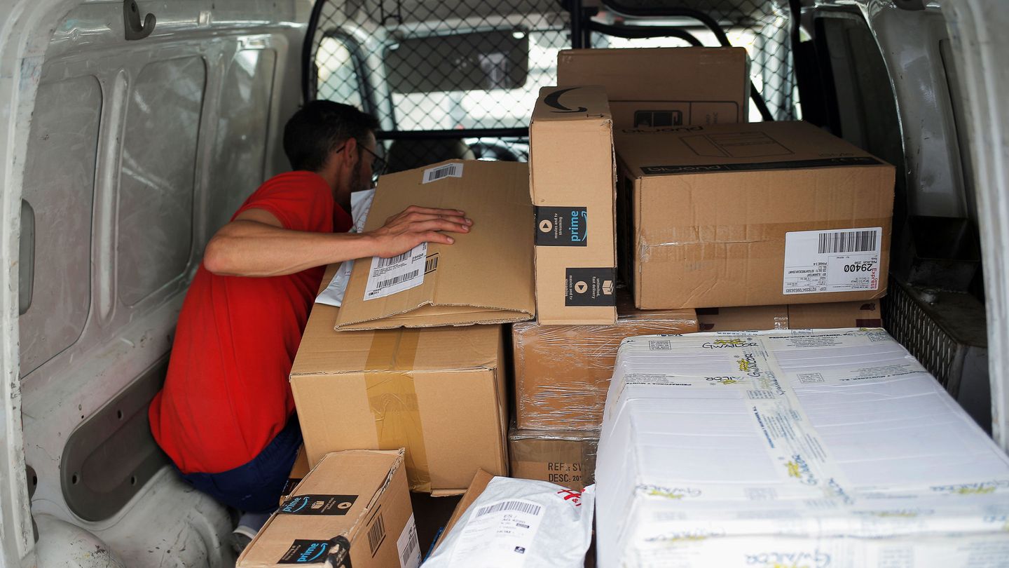 Un repartidor de Correos Express mueve paquetes en su furgoneta en Ronda (Málaga). (Reuters)