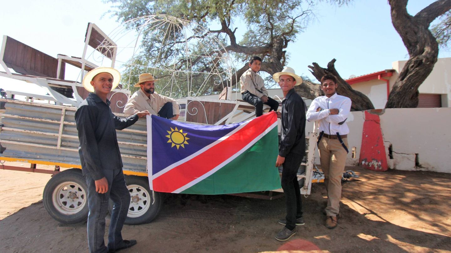 Zeino, hijos y sobrinos, sujetando la bandera de Namibia. (J. B.)
