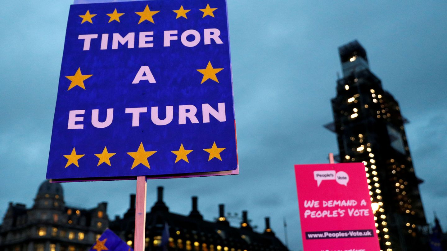 Carteles anti-Brexit frente al Parlamento británico antes de una votación clave, el pasado enero. (Reuters)