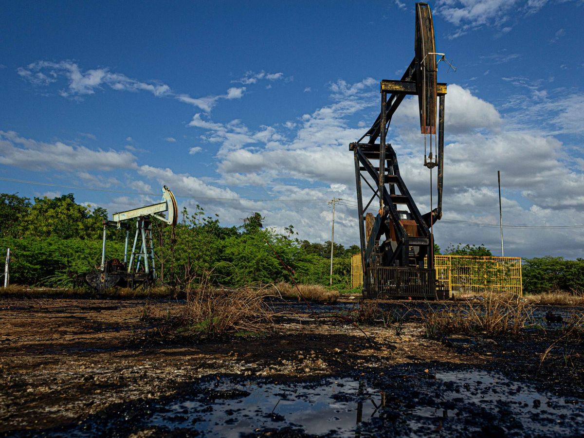 Foto: Balancín extractor de petróleo. (EFE/Henry Chirinos)