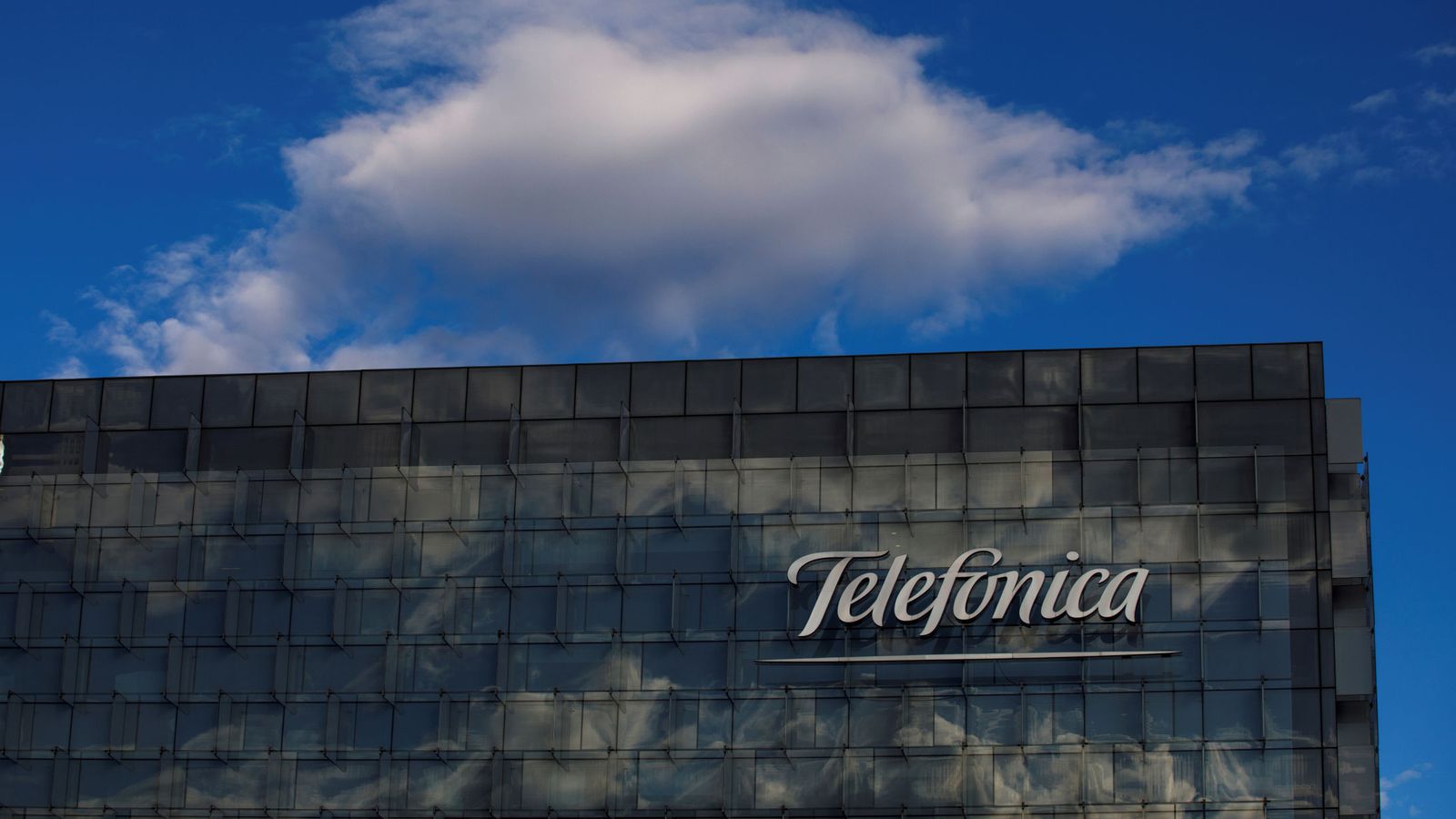 Foto: File photo: a general view shows the telefonica headquarters in madrid