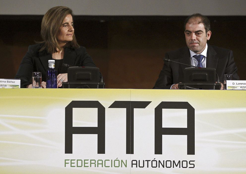 Foto: La ministra de Empleo, Fátima Báñez (i), acompañada por el presidente de ATA, Lorenzo Amor. (efe)