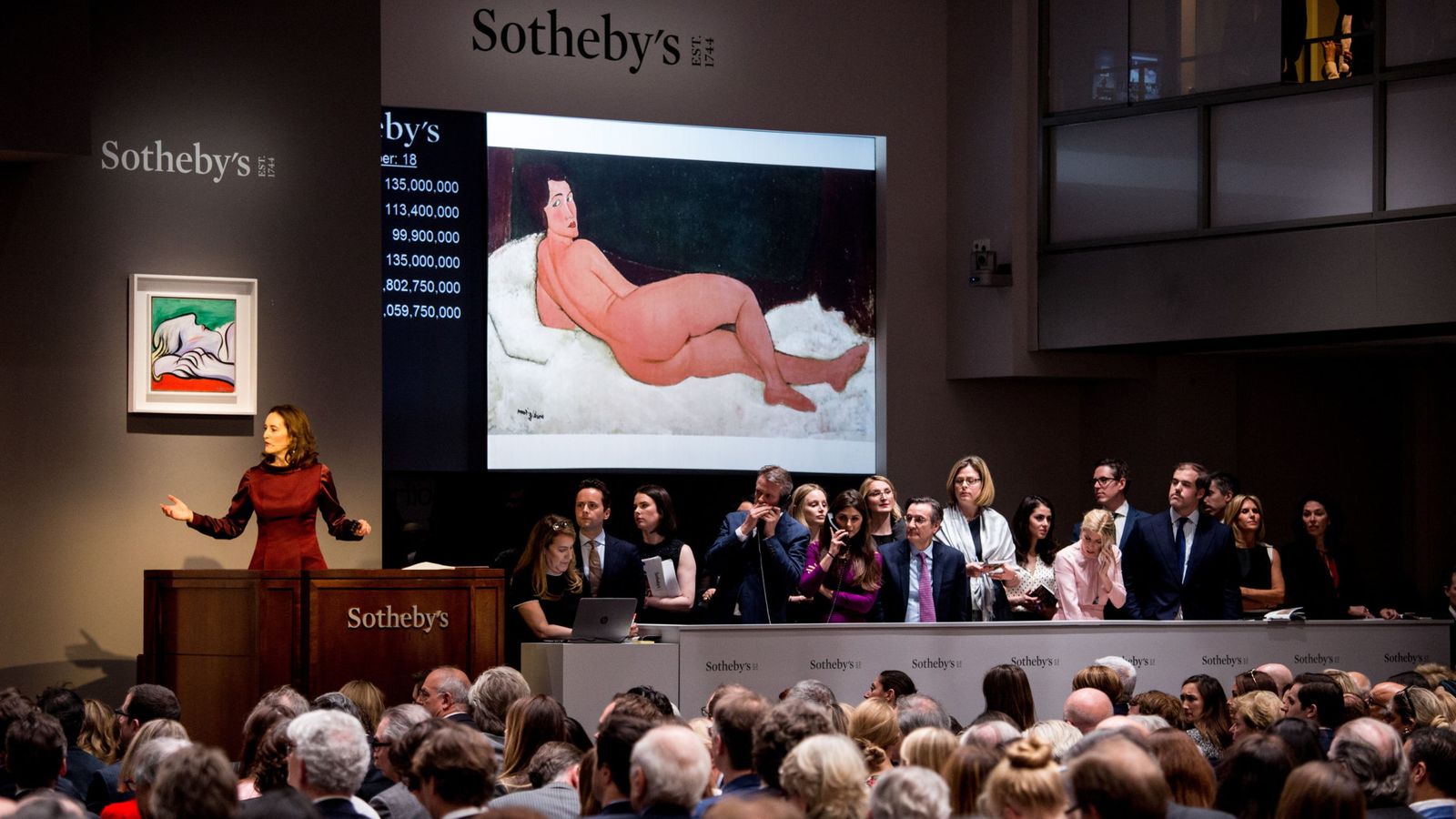 La obra 'Nu Couche (sur le cote gauche)' del artista Amedeo Modigliani, se exhibe durante la venta de la Subasta de Arte Moderno en Sotheby's en Nueva York (EEUU). (EFE/Alba Vigaray)