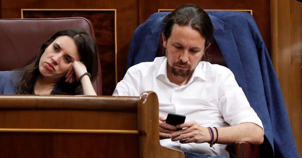 Foto: El líder de Podemos, Pablo Iglesias, y la portavoz de la formación morada, Irene Montero, en el Congreso. (EFE)