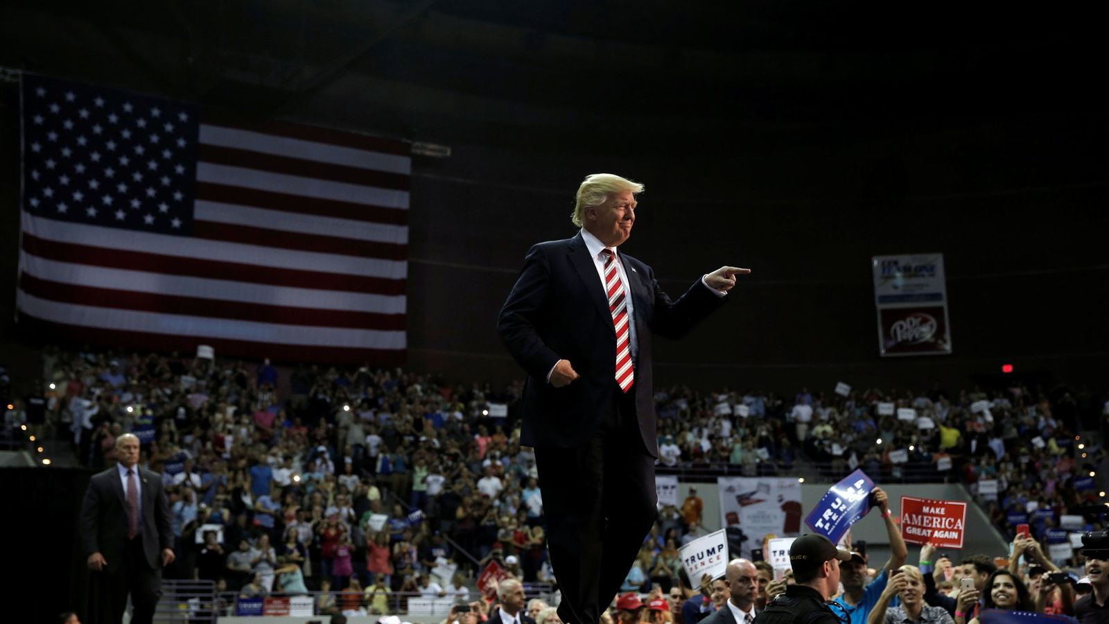 Foto: El candidato republicano Donald Trump, en el escenario de un mitin de campaña en Pensacola, Florida. (Reuters)