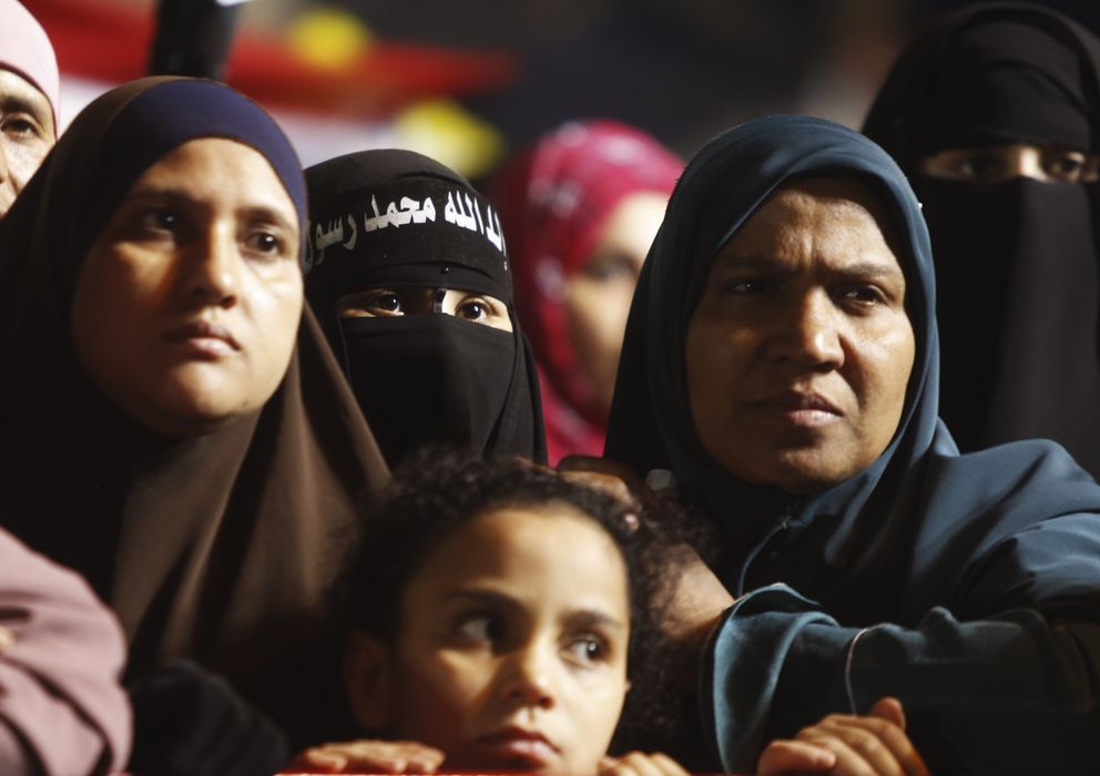 Foto: Mujeres pertenecientes a los Hermanos Musulmanes durante una manifestación en la Plaza Rabaa Adawiya, en El Cairo. (Reuters)