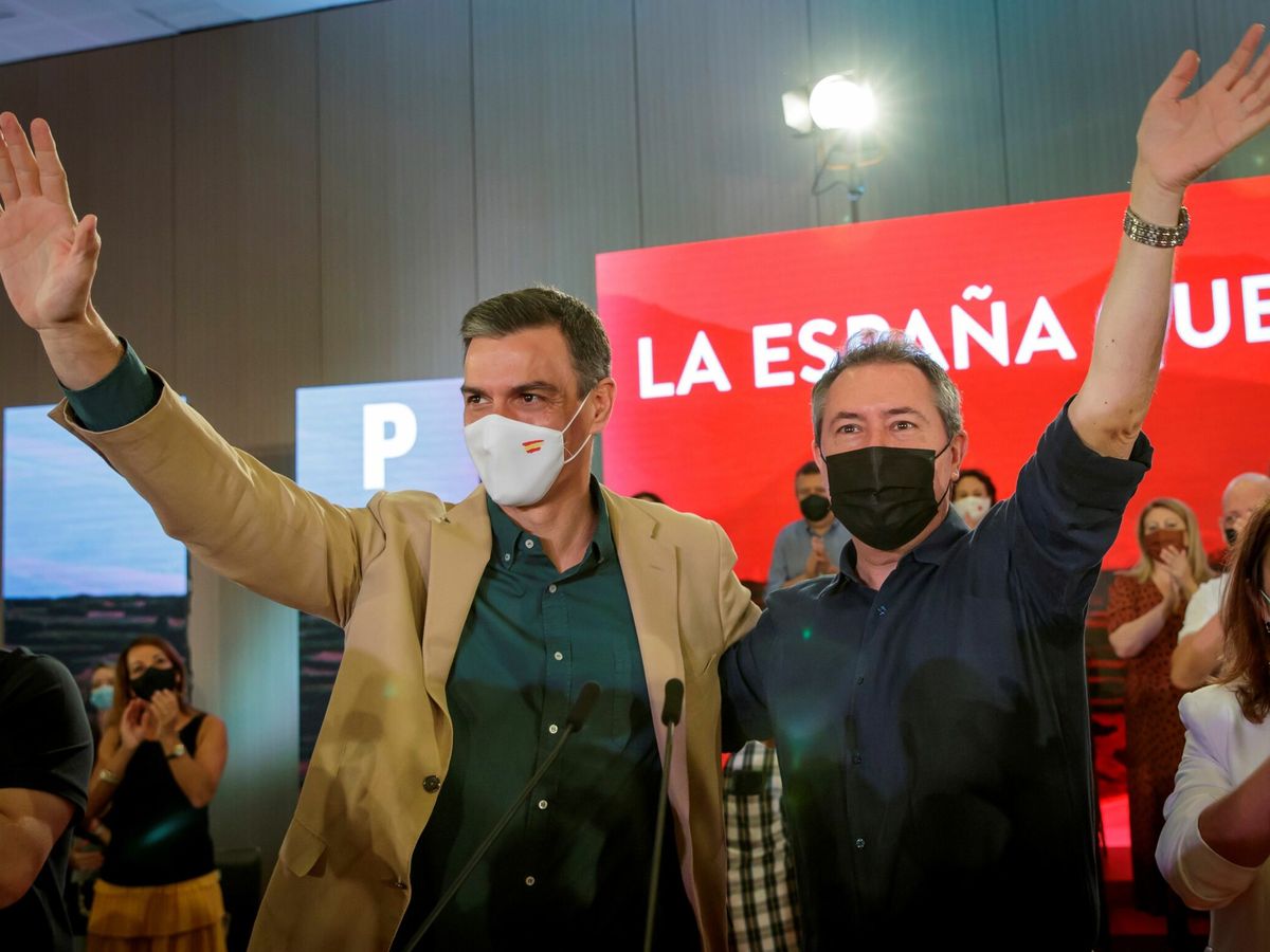 Foto: El presidente del Gobierno y secretario general del PSOE, Pedro Sánchez (i), junto a Juan Espadas. (EFE) 