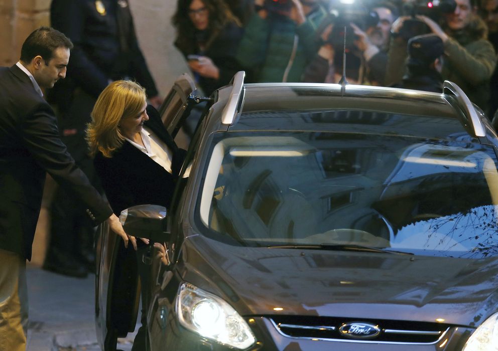 Foto: La Infanta Cristina, subiéndose al coche para abandonar los juzgados. (Reuters)