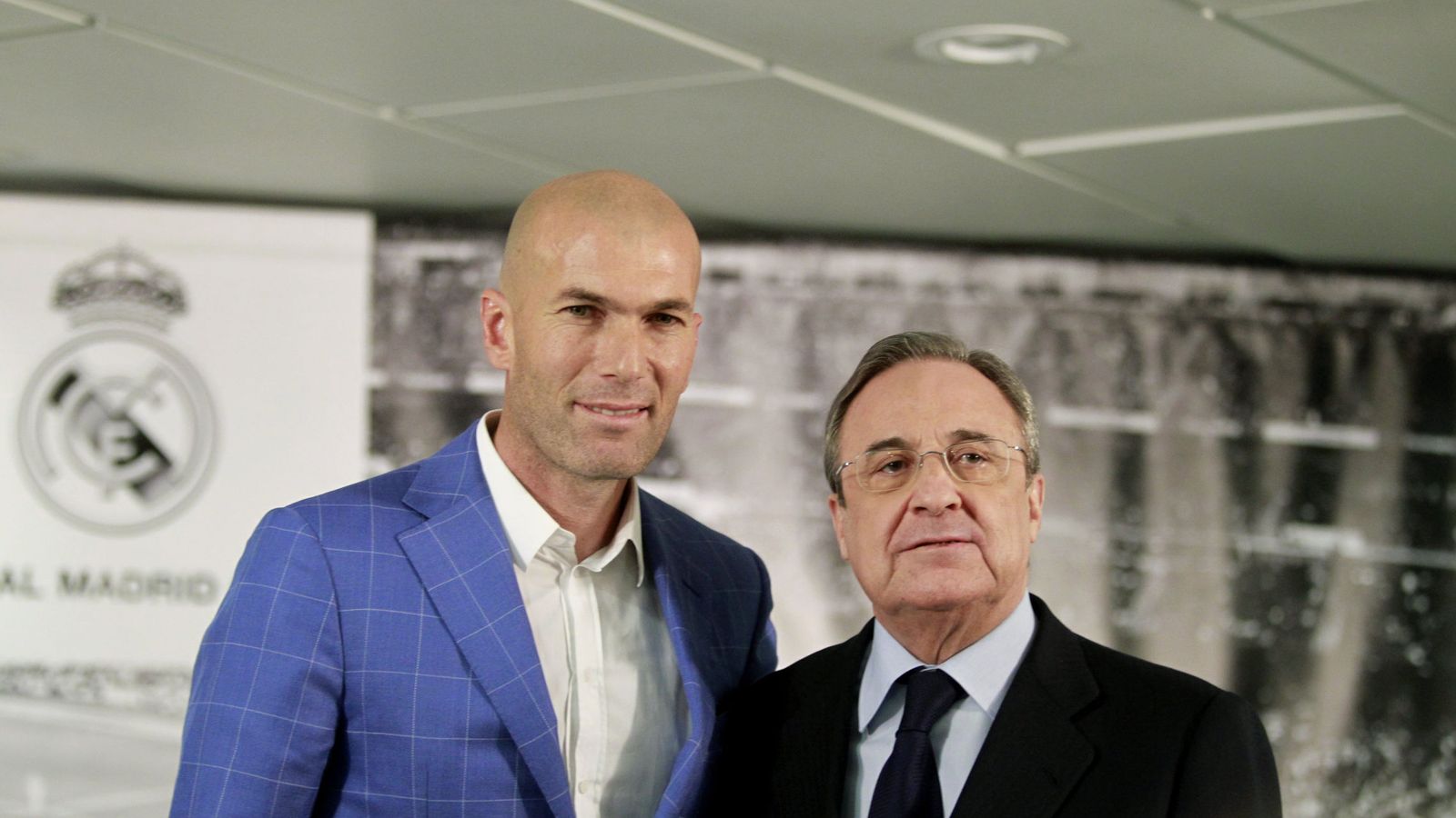 Foto: Florentino Pérez, junto a Zidane, en el acto en el que anunció la destitución de Benítez. (EFE)