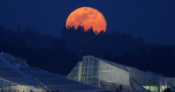 Foto: Salida de la luna llena conocida como 'luna rosa' en la noche del 11 de abril, en Santiago de Compostela (EFE)