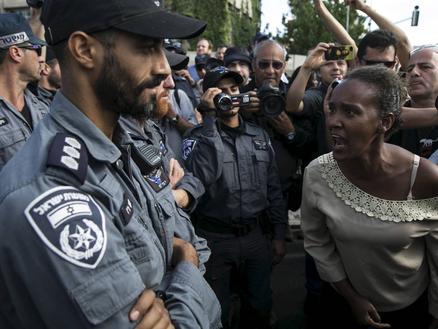 Una judía israelí de origen etíope se encara con unos agentes durante una protesta contra el racismo y la brutalidad policial, en Tel Aviv, el 3 de mayo de 2015. (Reuters)