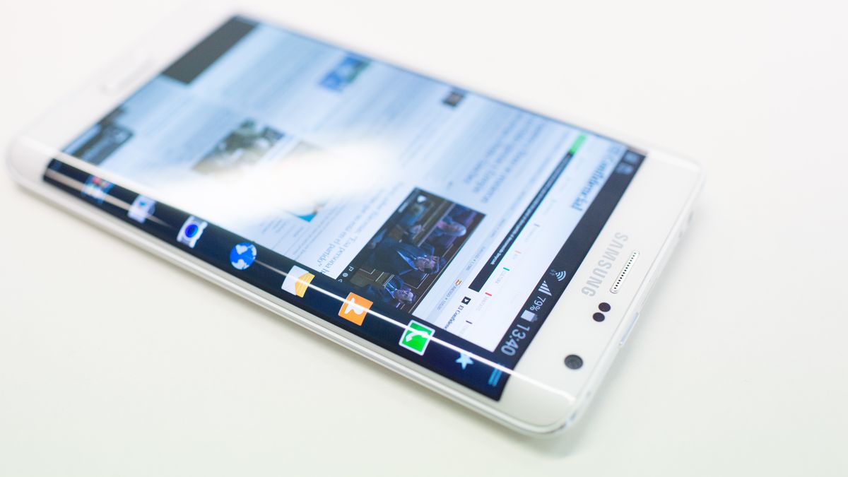 Samsung innova con el Galaxy Edge, un 'phablet' poco práctico y demasiado caro