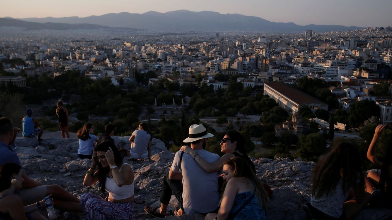 Foto: Turistas observan el paisaje urbano de Atenas desde la Acrópolis. (Reuters/Alkis Konstantinidis)