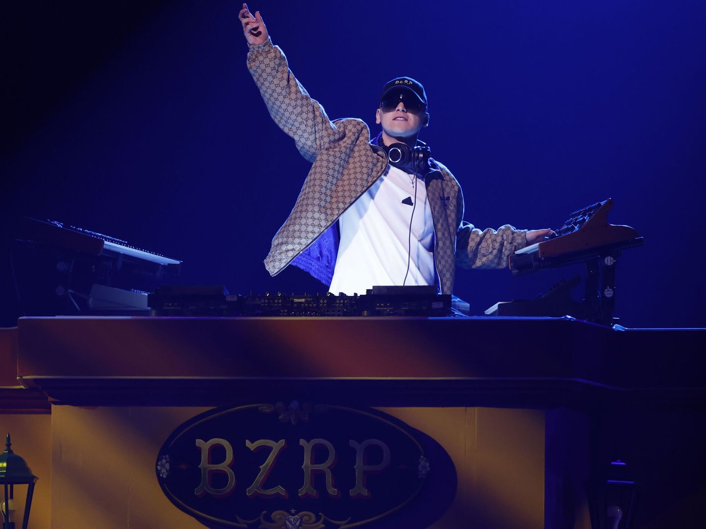 El productor y DJ argentino Bizarrap, durante su actuación en la gala anual de los Latin Grammy. (EFE/Julio Muñoz) 