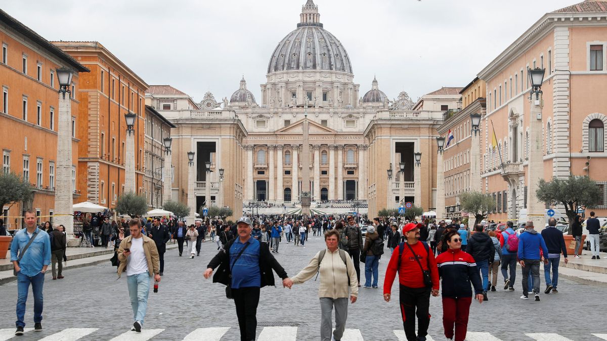 Un hombre irrumpe a la fuerza con un coche en el Vaticano y es detenido