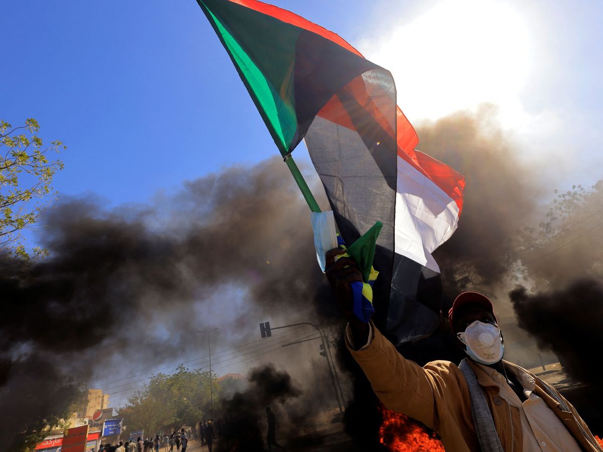 Foto: Manifestantes contra el mandato militar en Sudán. (Reuters/Mohamed Nureldin)